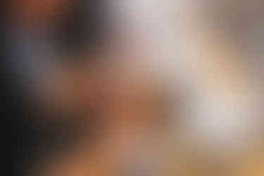 Barkeeper am Cocktails mixen