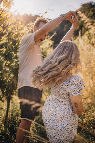 Mann dreht seine Partnerin im Sonnenuntergang bei einem Paarshooting in Oberösterreich