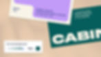 O design do cartão de visita de uma empresa de construção chamada Cabin com uma paleta de cores verde florestal e lilás, criado com o Criador de Cartão de Visita do Wix. O cartão diz “Construção, restauração e telhados".