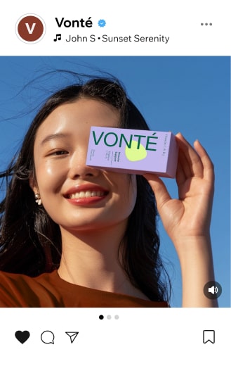 Publicación en redes sociales para una marca de cosméticos llamada Vonté. Una mujer sostiene una caja del producto tapando parte de su rostro.