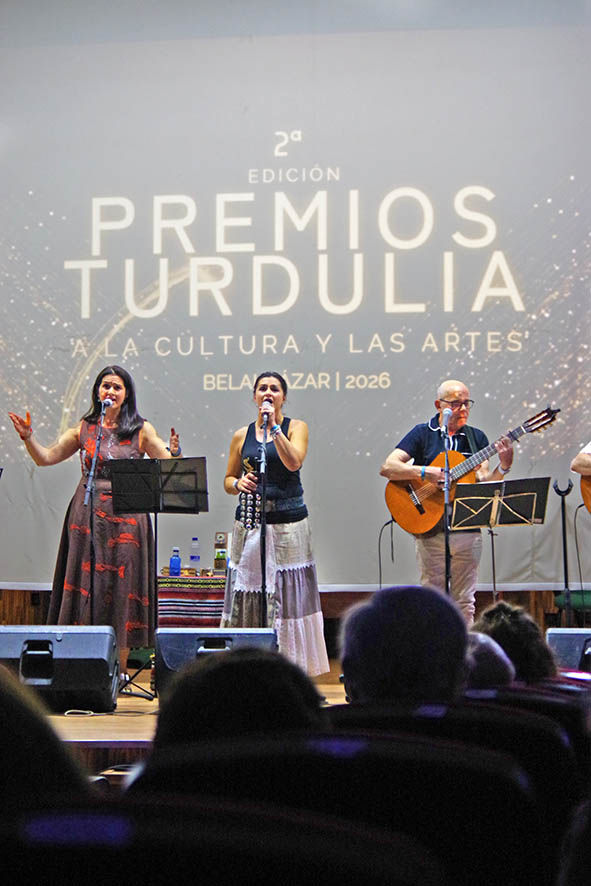 Aliara durante la actuación que realizó para concluir de forma festiva la ceremonia de entrega de premios. Fotografía: Asociación cultural Turdulia.
