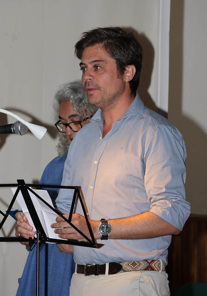 El Delegado territorial, D. Diego Copé Gil, destacó su alegría por volver a su localidad de origen familiar y la ilusión que le suponía entregar uno de los galardones a D. Emilio Cabrera, quien fuera profesor suyo en la universidad. Fotografía. José Manuel Paredes Tobajas.