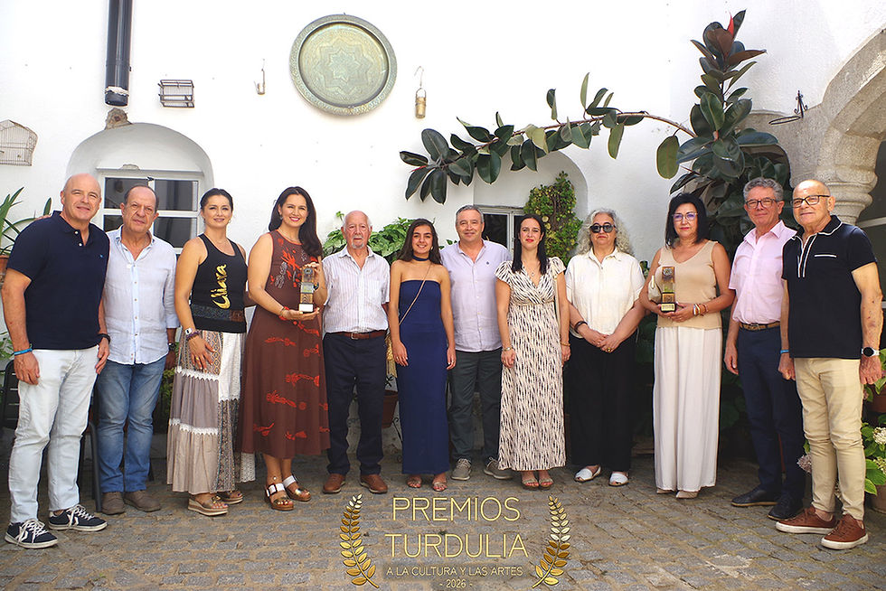 Foto familiar de los ganadores del Premio Turdulia a la Cultura y las Artes 2026, junto con las autoridades presentes en el acto que se encargaron de hacer entrega de los premios. Fotografía: Asociación cultural Turdulia