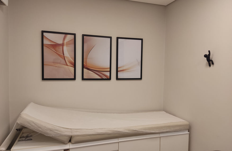 Consultório Médico com maca, 3 quadros ao fundo