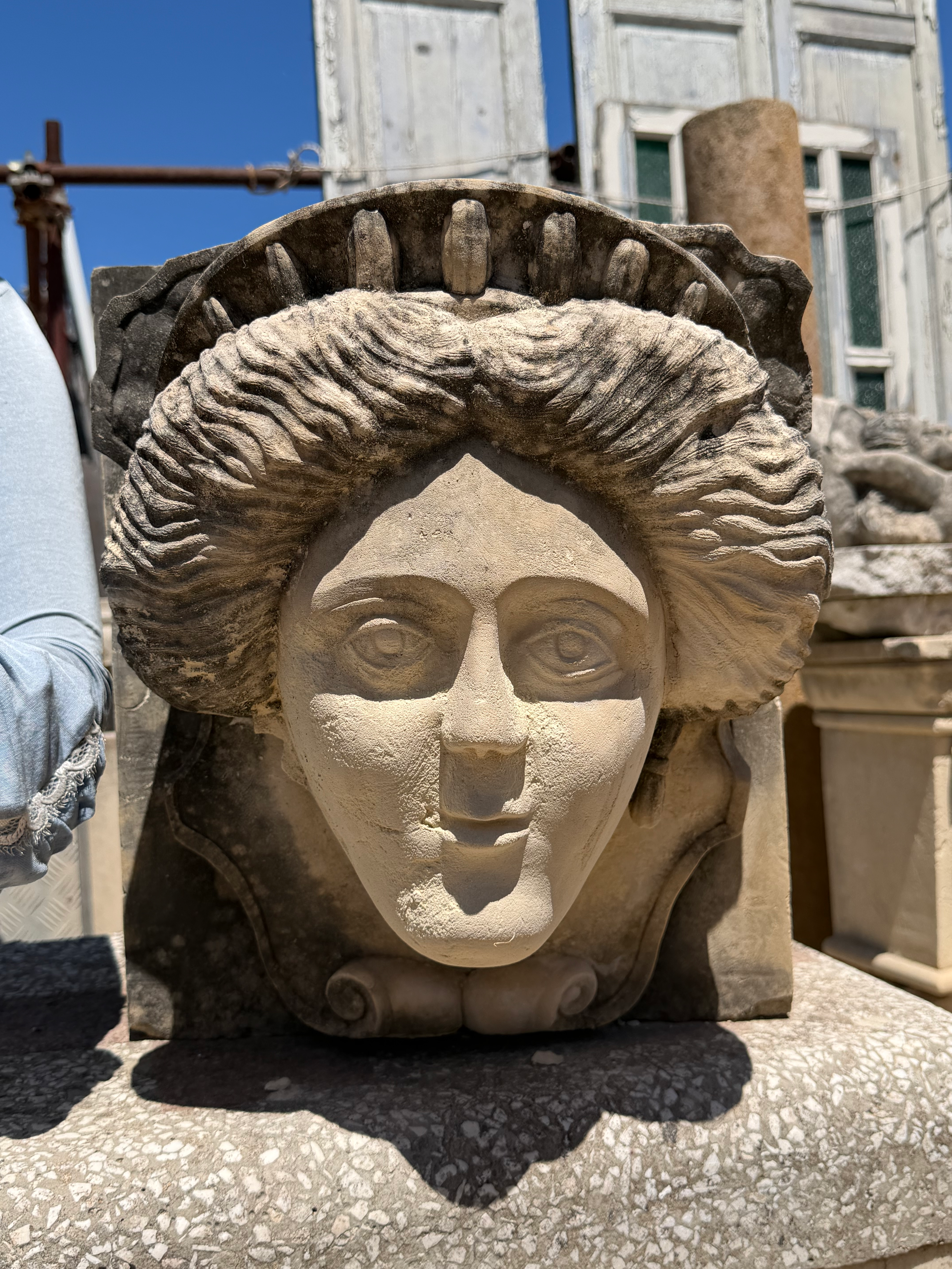 Volto di donna decorativo in pietra bianca naturale di Noto - PTR 031