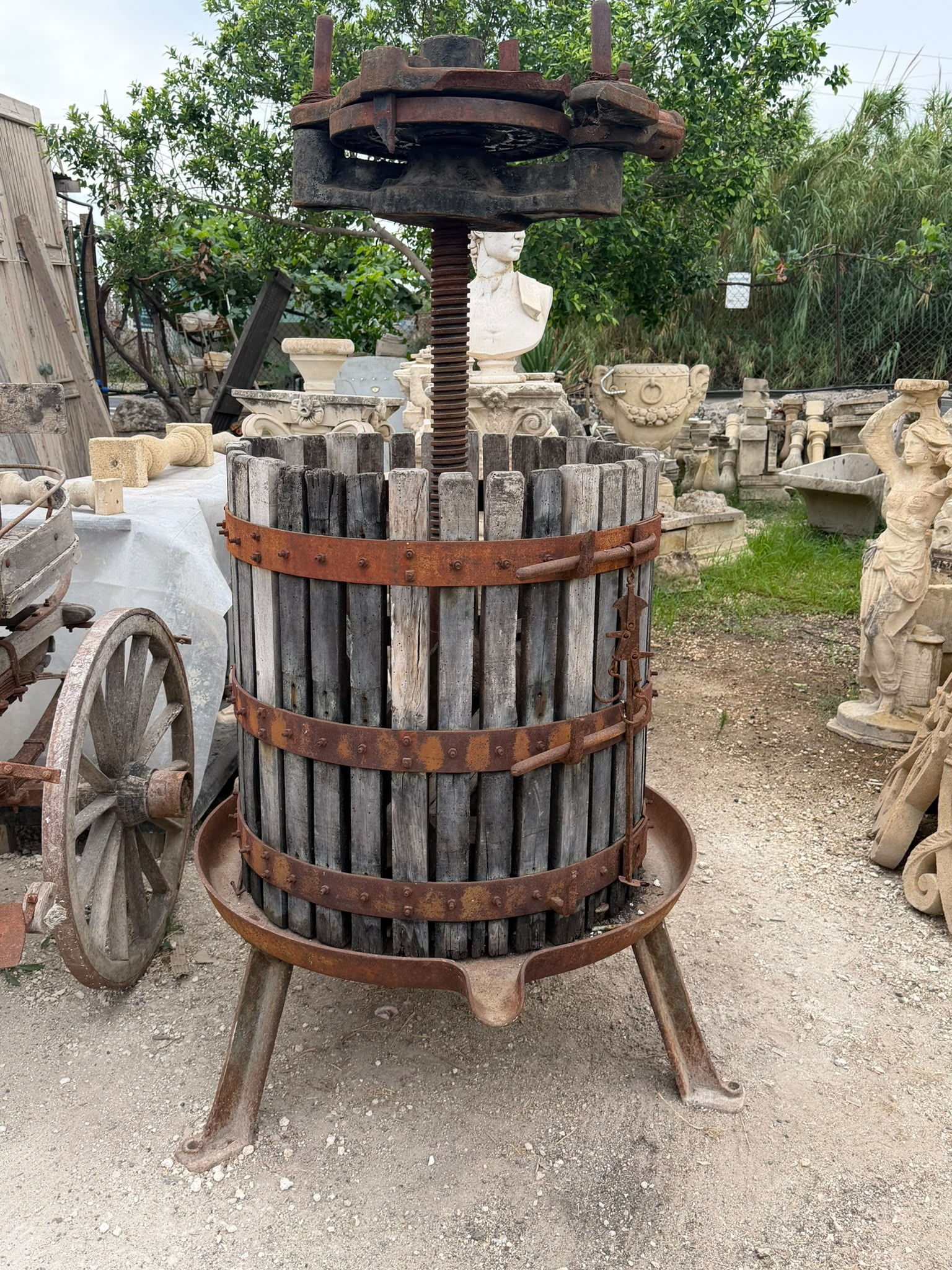 Antico torchio da vino manuale in legno e ghisa siciliano