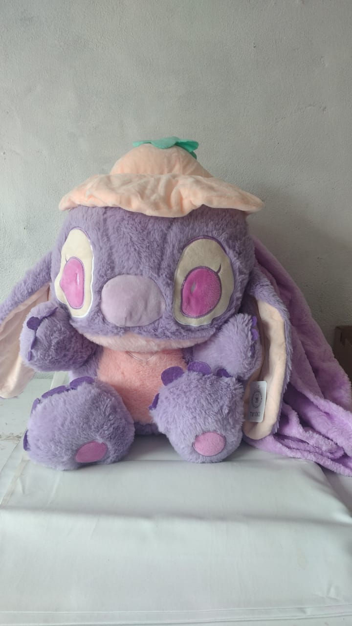Adorable peluche morado de Stitch con sombrero y manta