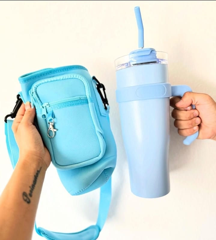 Miniatura: Manos sosteniendo termo y bolsa celeste