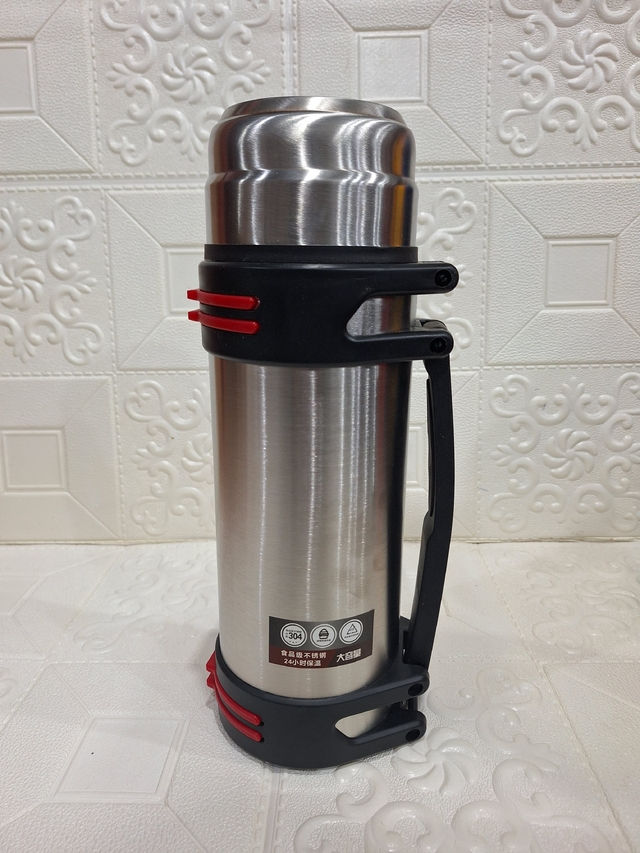 Termo acero inoxidable con asa, ideal para mantener bebidas calientes