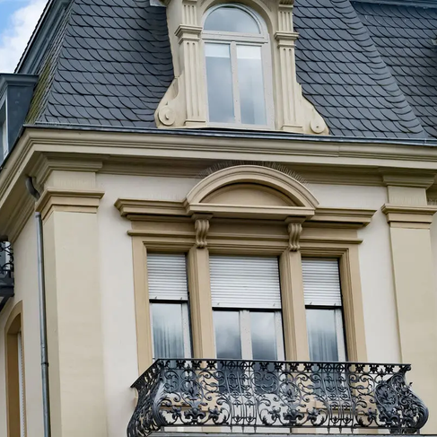 okná na historickej budove