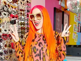 Lizzo-г стильжүүлсэн нүдний шилний дизайнер