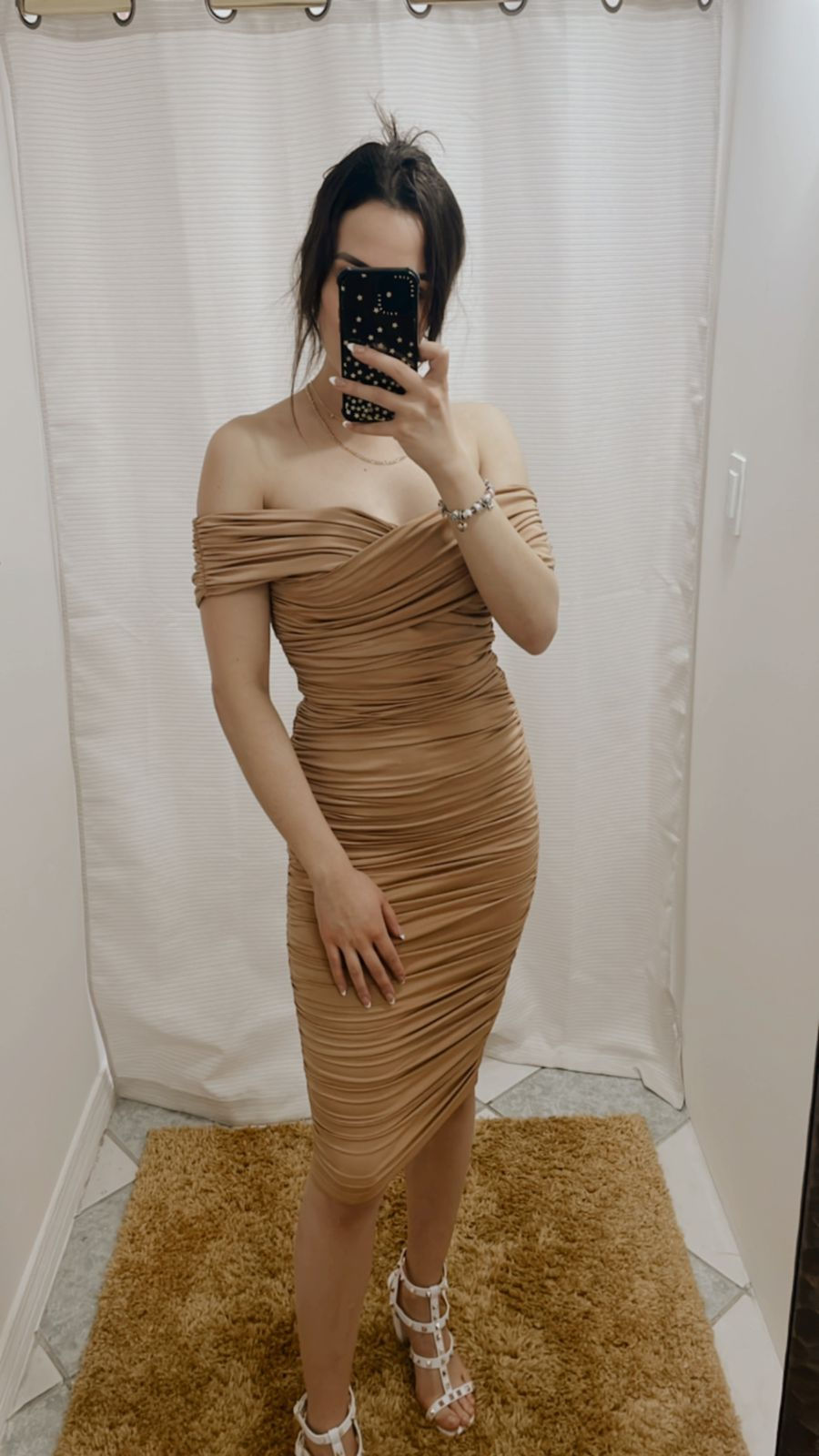 Miniatura: Vestido con detalle a los hombros