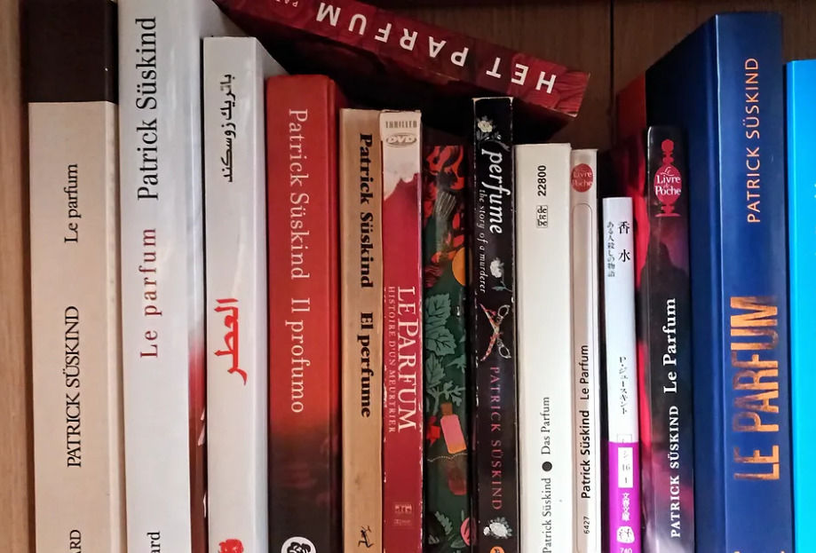 Les exemplaires de "LE PARFUM", premier roman de Patrick Süskind, dans des éditions et traductions différentes (anglais, allemand, arabe, japonais...)