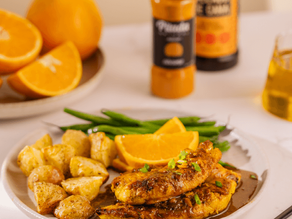 FILÉ DE FRANGO COM MOLHO DE LARANJA