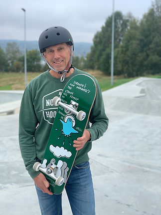 “Person med skateboard och skyddsutrustning – symbol för driv, nyfikenhet och livslång utveckling. Bilden representerar grundaren av Next Level Performance, vars bakgrund inom elitprestation, fokus under press och personlig utveckling ligger till grund för företagets metodik. Baserade i Stockholm och verksamma i hela Sverige hjälper vi idrottare, ledare och team att nå sin fulla potential genom mental träning, andningsträning och Sports Vision.”