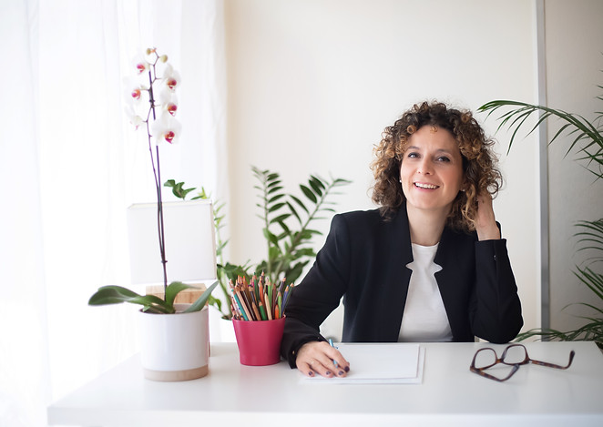 contiene l'immagine della dottoressa Elena Menegon Psicologa al lavoro.
