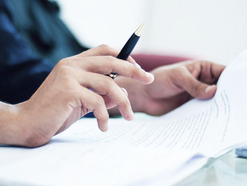 Como tratar da adaptação de contratos antigos?