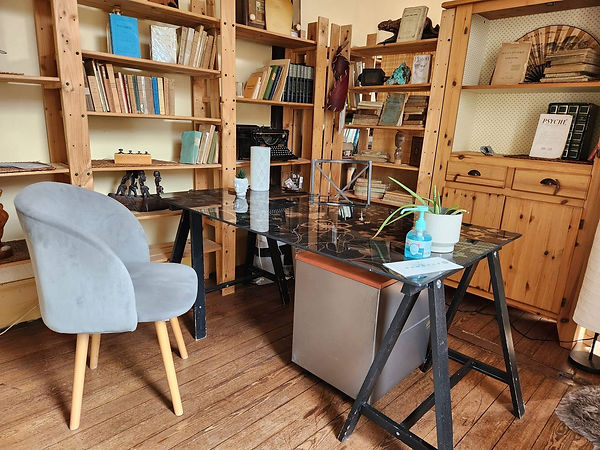 Bibliothèque du cabinet avec des livres anciens sur l'hypnose et le magnétisme
