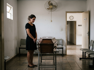 Corredor silencioso de velório com caixão ao centro, simbolizando reflexão sobre a morte, despedida e solidão no fim da vida.