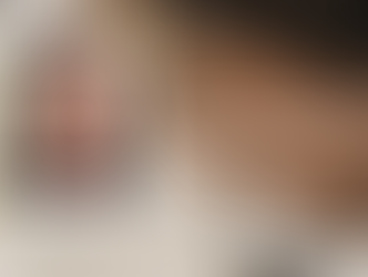 Arte gráfica da Literária Mais com foto da escritora Tatiana Alves Correia e destaque para os microcontos vencedores do desafio literário.