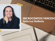 Arte gráfica da Literária Mais com foto da escritora Sabrina Dalbelo e destaque para os microcontos vencedores do desafio literário.