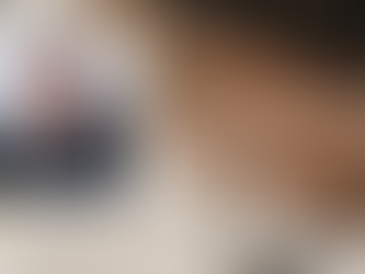 Arte gráfica da Literária Mais com foto da escritora Sabrina Dalbelo e destaque para os microcontos vencedores do desafio literário.