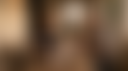 Mulher conversando com o pai sobre memórias da infância em uma varanda, simbolizando valores familiares e histórias de vida.