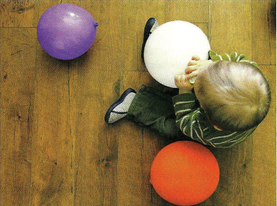 L'enfant apprend à passer de la position horizontale à la position verticale au cours de sa première année.