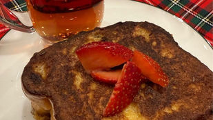 Strawberry-Cheesecake-Stuffed-French-Toast