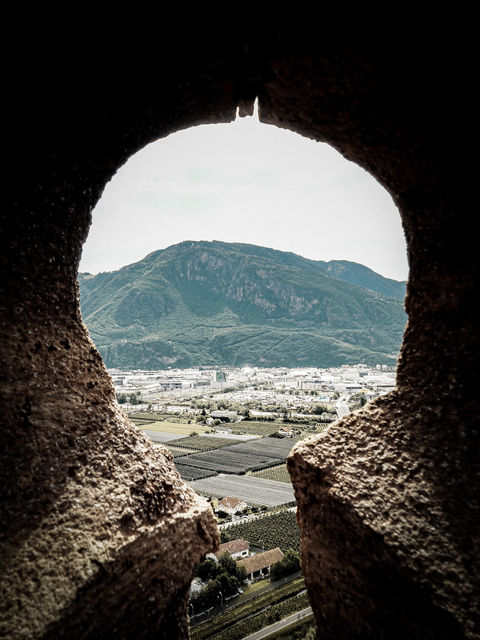 Blick auf Bozen vom Messner-Mountain-Museum, Italien