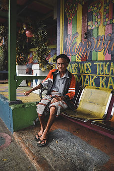 Älterer Mann im Slum von Malang auf Java, Indonesien