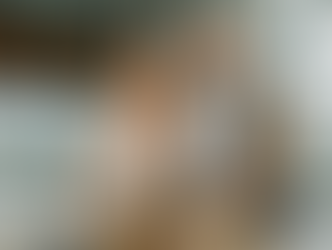 pareja mayor en un entorno de viaje, como un aeropuerto o un crucero.