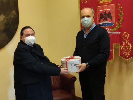 Milazzo, gli studenti del “Guttuso” donano un Panettone all’Amministrazione