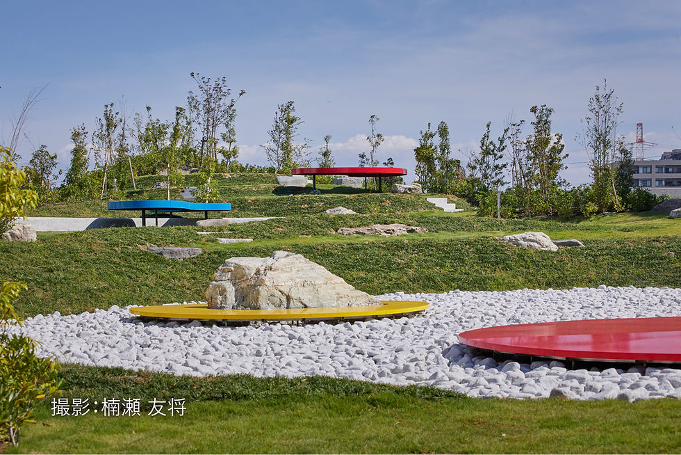 1.旧鉄工所を象徴するスチールと従前からある景石とをり立体的に重ねた庭