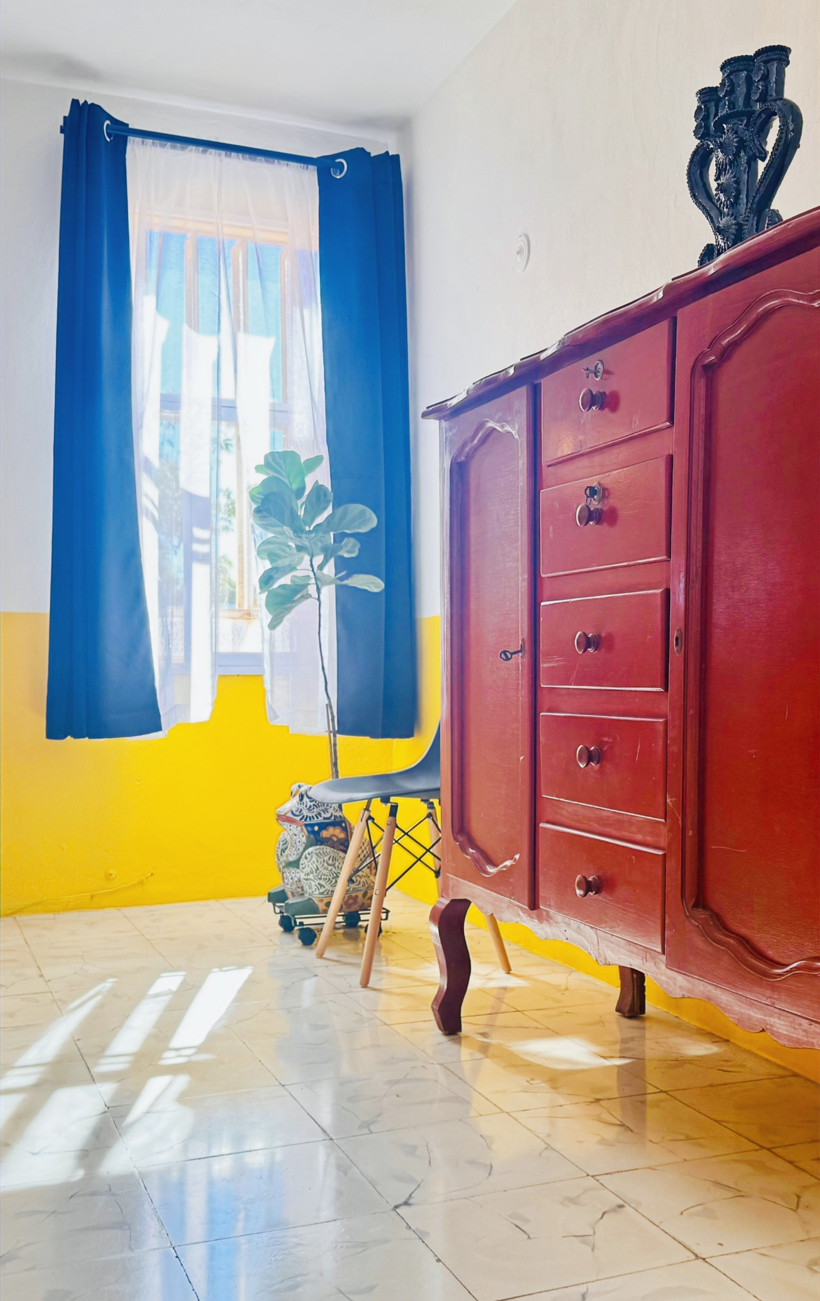 La Habitación Amarilla at Los Colores de Mérida B&B with king bed