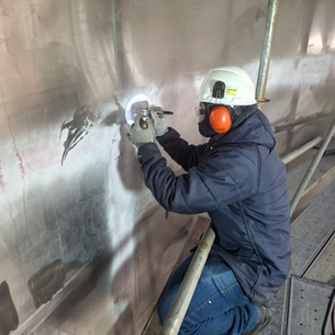 Inspeção técnica em tanque industrial conforme critérios ASME BPE.