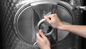 Inspeção técnica em tanques de aço inox com medição de passividade e análise de superfÃcie