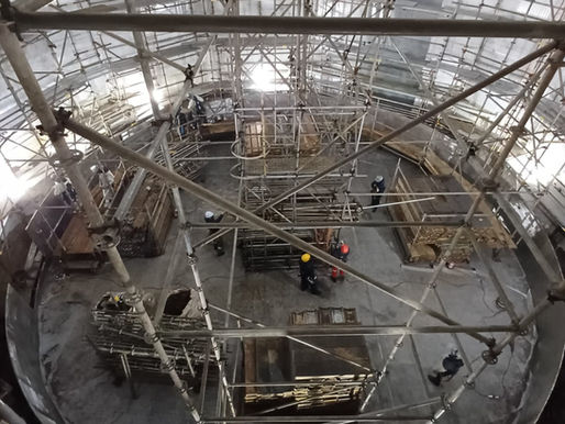 Tanque industrial de grande porte em aço inox Lean Duplex montado em ambiente portuário.