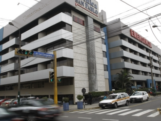 Delincuentes asaltan a mano armada a pareja que se encontraba dentro de una clínica en Surco