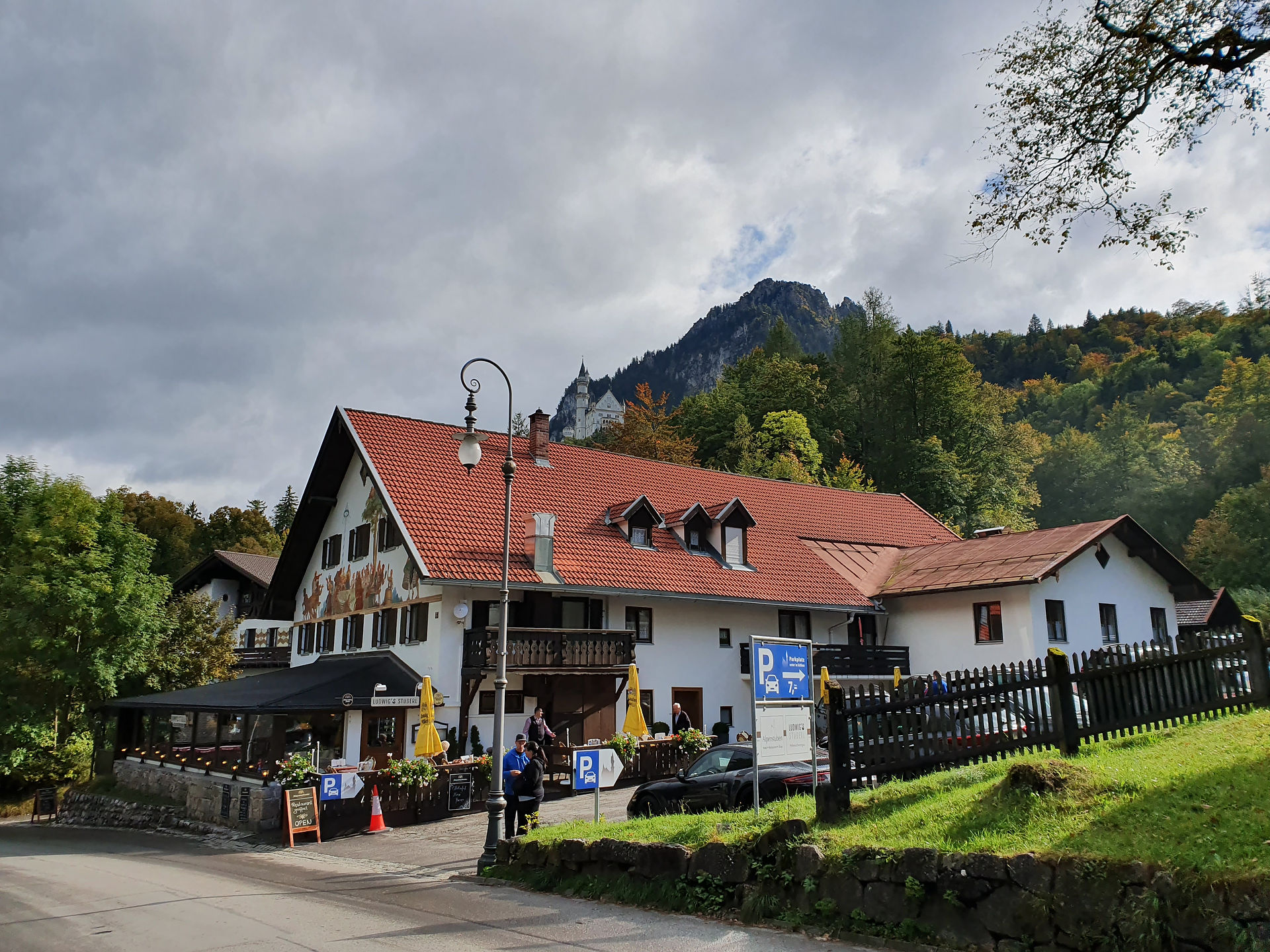 Café na Vila, com o Castelo ao fundo