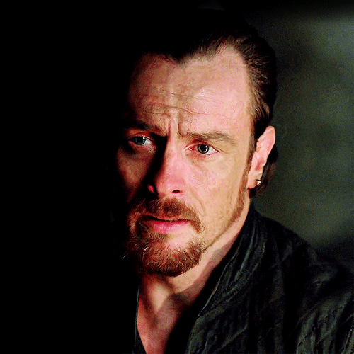 Toby Stephens, 46 años.gif