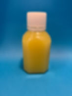 Molkenkonzentrat (konventionell, Bio) abgefüllt in einer kleinen Flasche.