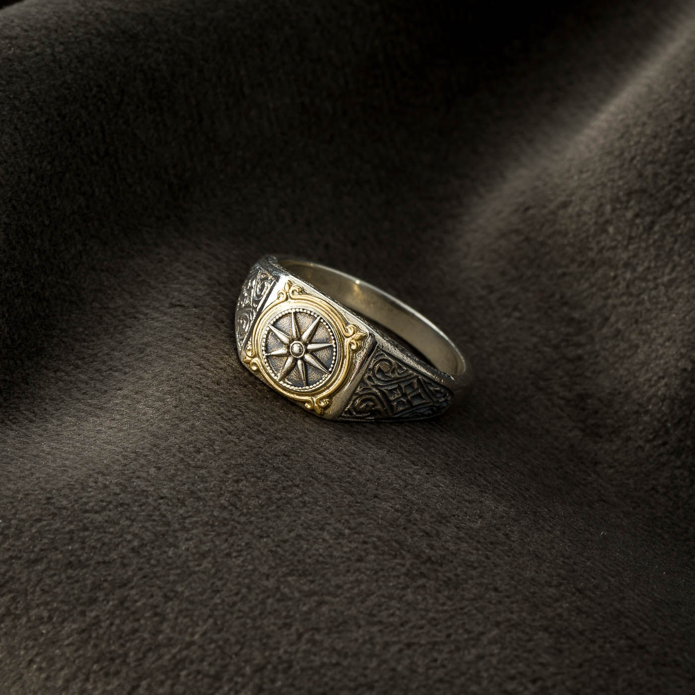 Handmade men’s ring in gold and silver with Vergina Star