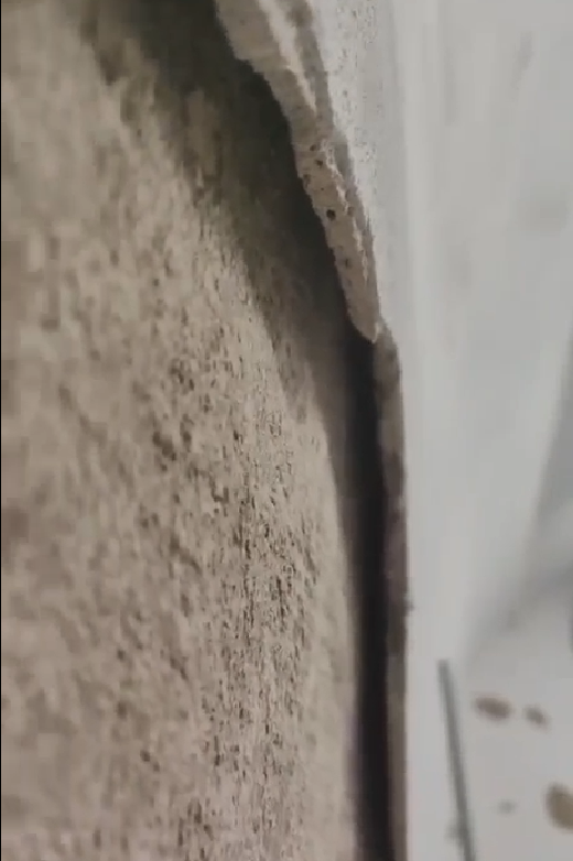Réparation de plafond suspendu en sous-sol (zone BOH) – environnement commercial