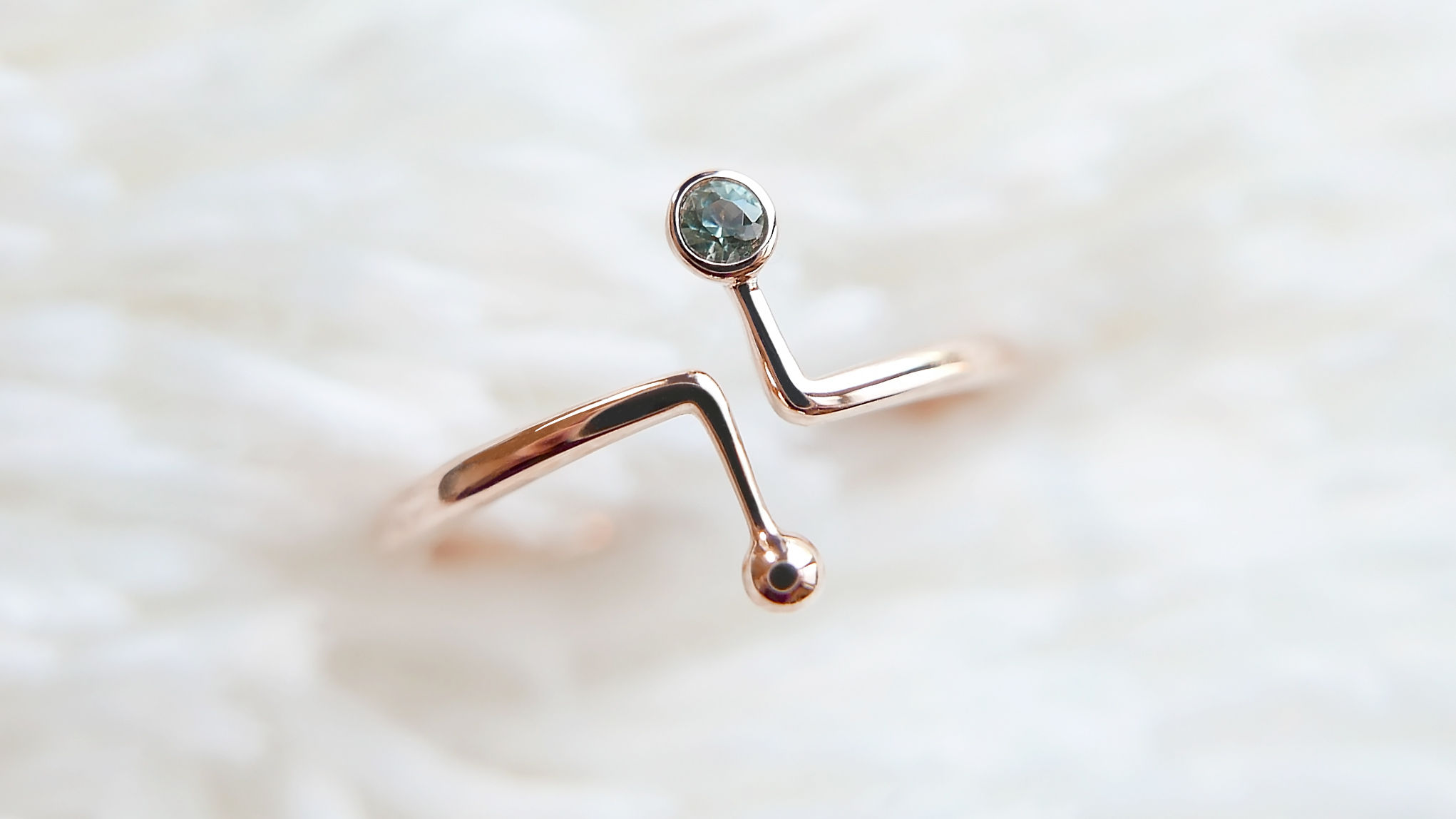 THE BALANCE, happy dancing in 18k Gold, Green Sapphire