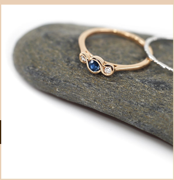 18k gold ring with royal blue sapphire and diamonds