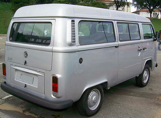 Kombi_Série_Prata_Traseira.png