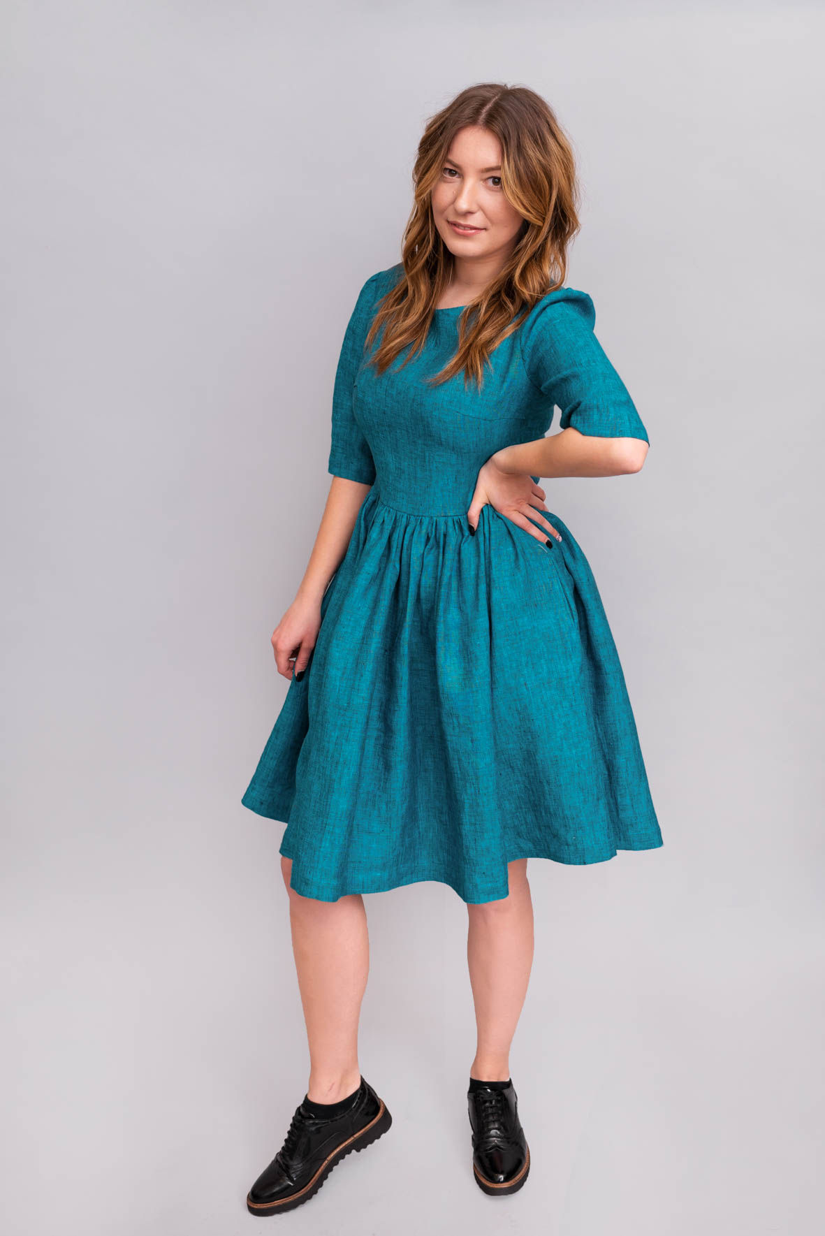 Tirkīza kleita ar garajām piedurknēm