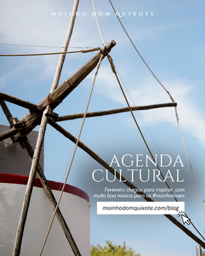 Concerto intimista ao entardecer no Moinho Dom Quixote, com músicos a actuar num ambiente acolhedor, luz suave e mesas preparadas para jantar.