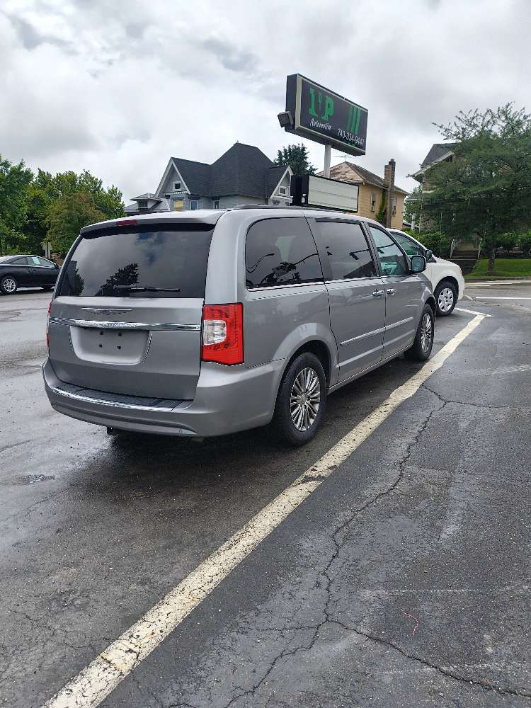 2013 Chrysler Town & Country Touring-L's photo